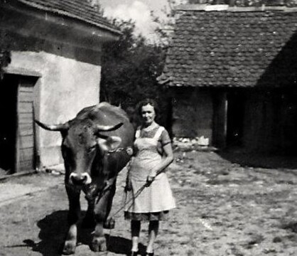 Ivanka Maver pred svojo domačijo okrog leta 1955